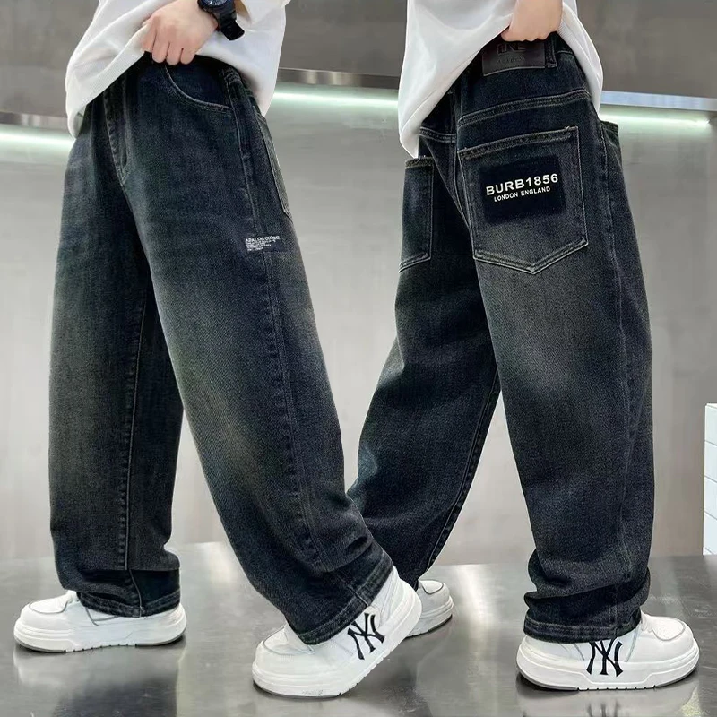 Imagen del pantalón en estilo recto y holgado