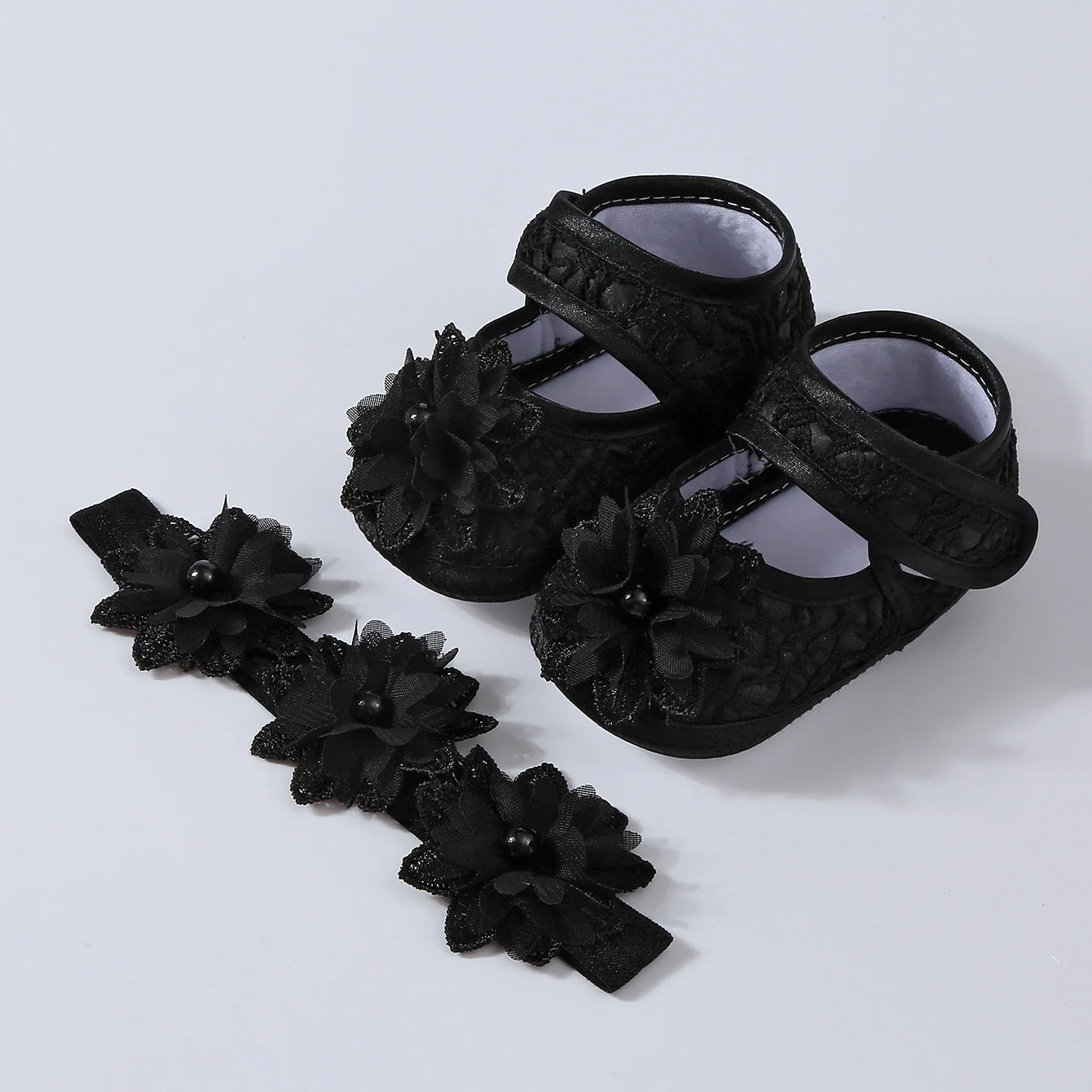 Zapatos antideslizantes de bebé con perlas florales y calcetines