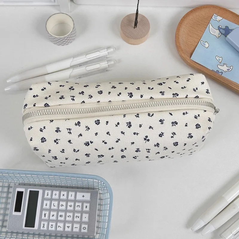 Bolsa de lápices en mochila escolar