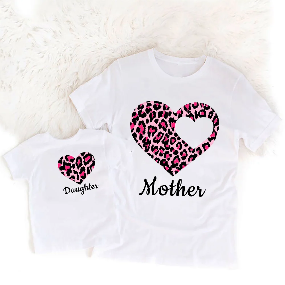 Camiseta familiar de verano con estampado de corazón leopardo