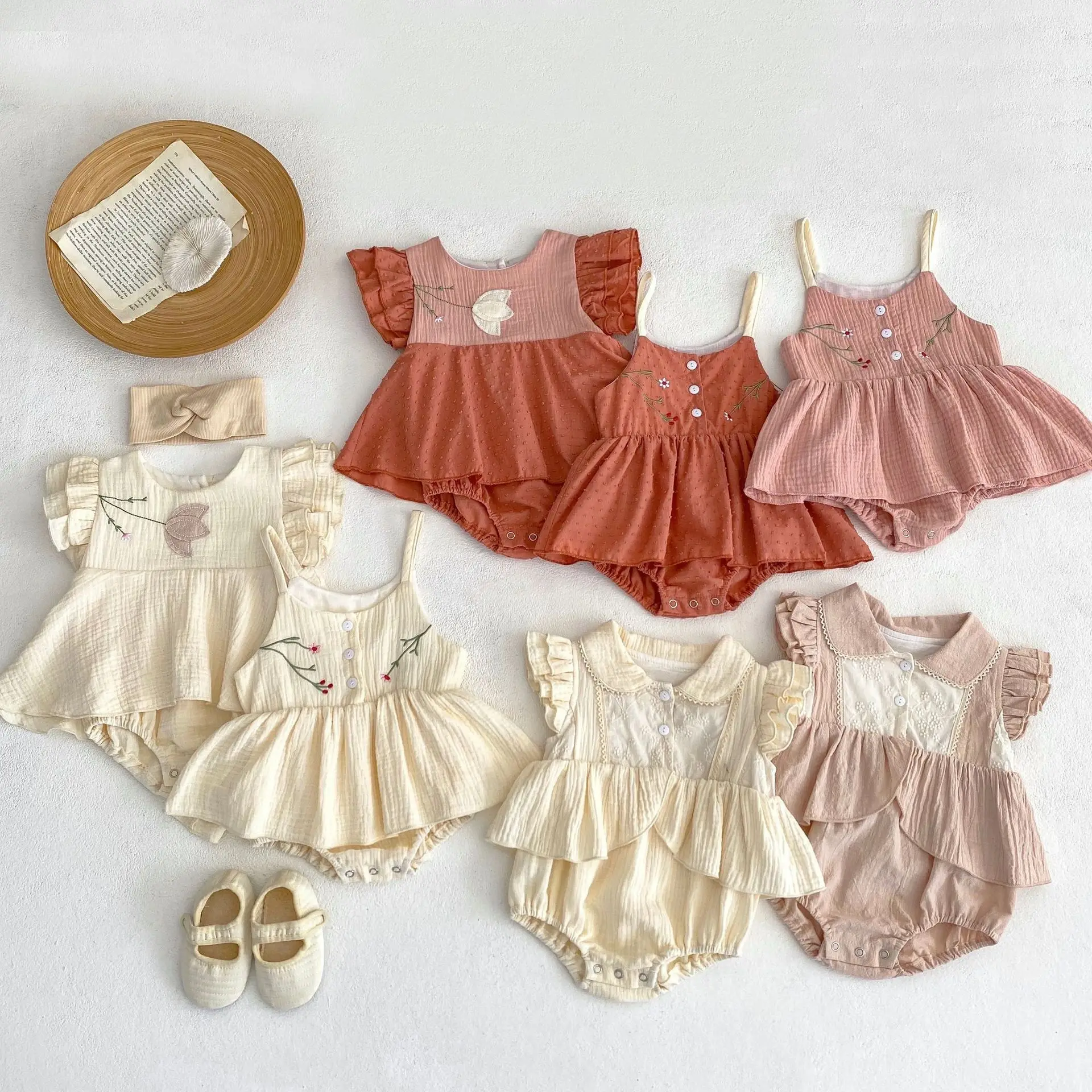 Detalle del bordado floral en body infantil