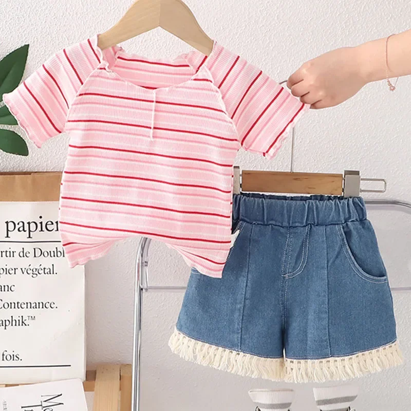 Conjunto de verano para niña a rayas de camiseta y pantalón corto - imagen 4