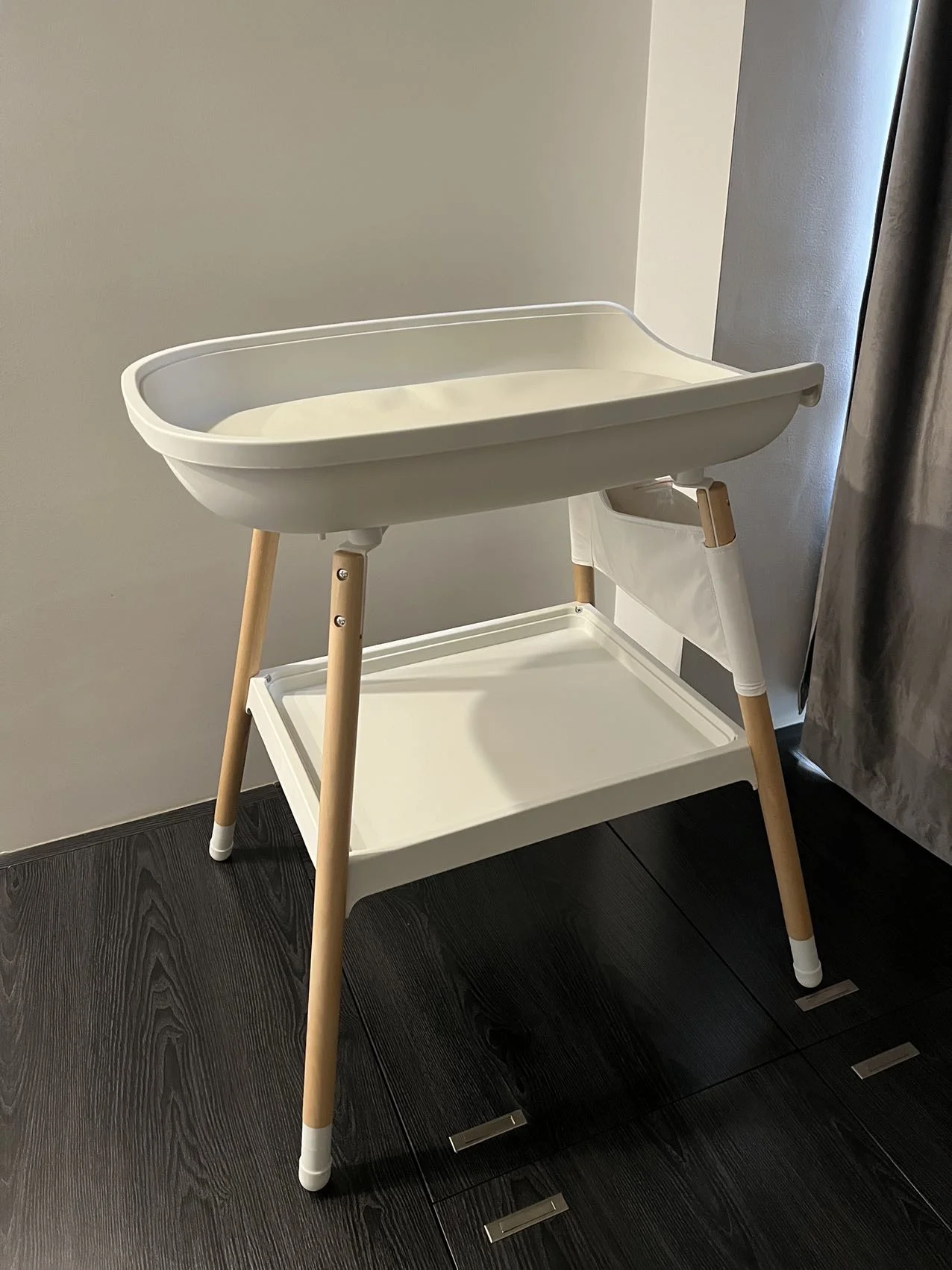 Vista del conjunto 2 en 1 para el baño y el cambio