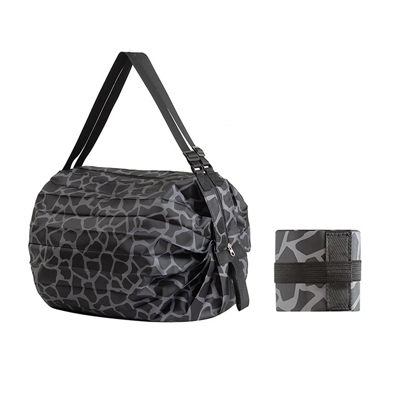 Bolsa STACEYO en uso como bolsa de playa