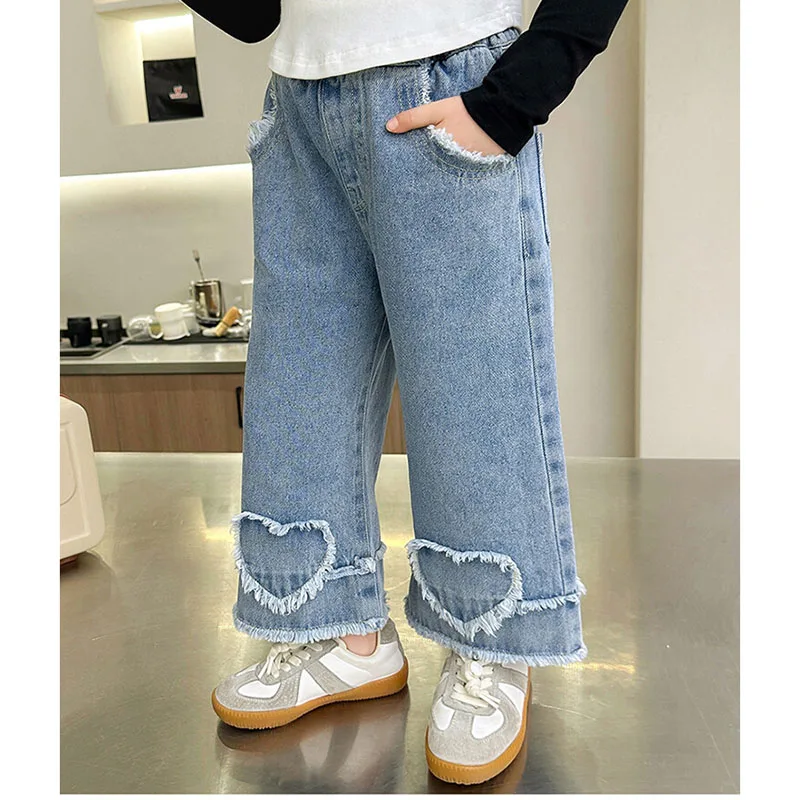 Vaqueros bordados para niña – Estilo floral con corazones - imagen 2