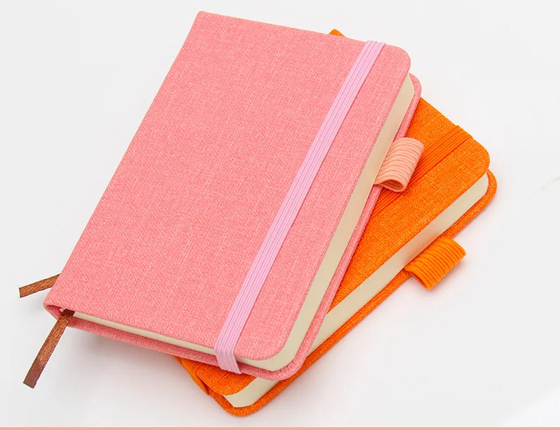 Cuaderno en uso sobre superficie de madera