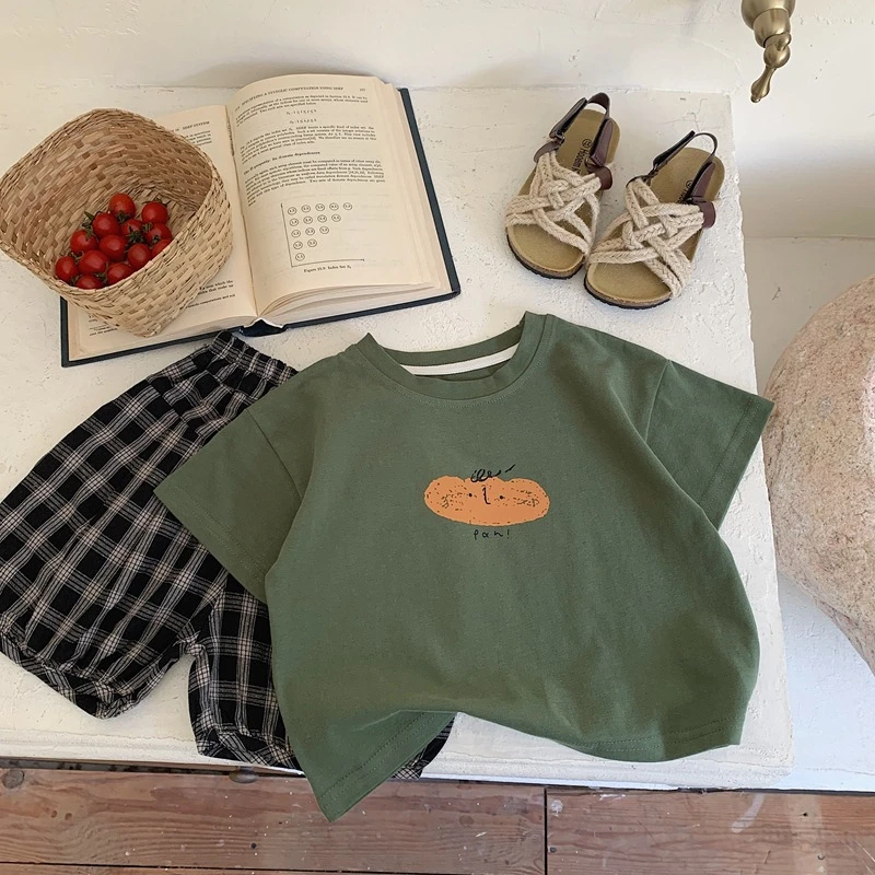 Camiseta infantil de cuello redondo y estampado sencillo