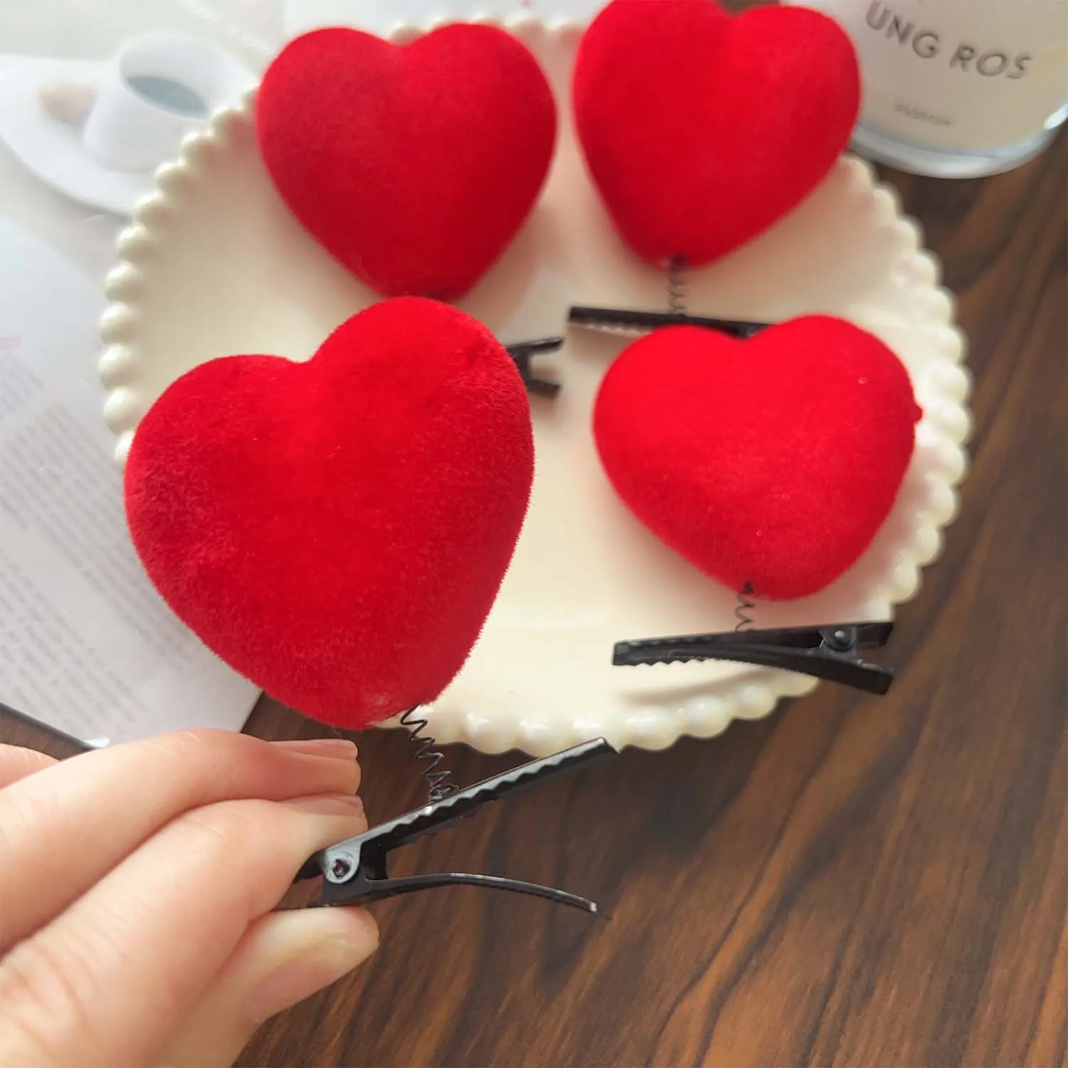 Pinza de pelo corazón rojo de felpa suave infantil - imagen 4