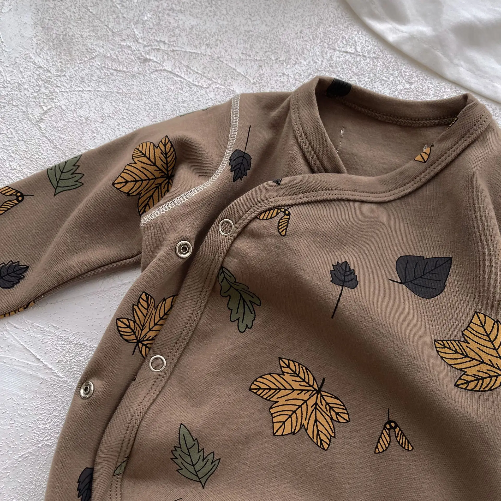 Mameluco algodón para recién nacido con estampado de hojas de manzana - imagen 4