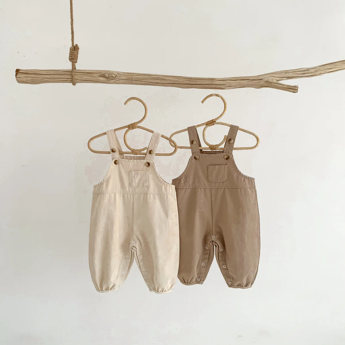 Bebé con pantalones de una pieza en color sólido para otoño