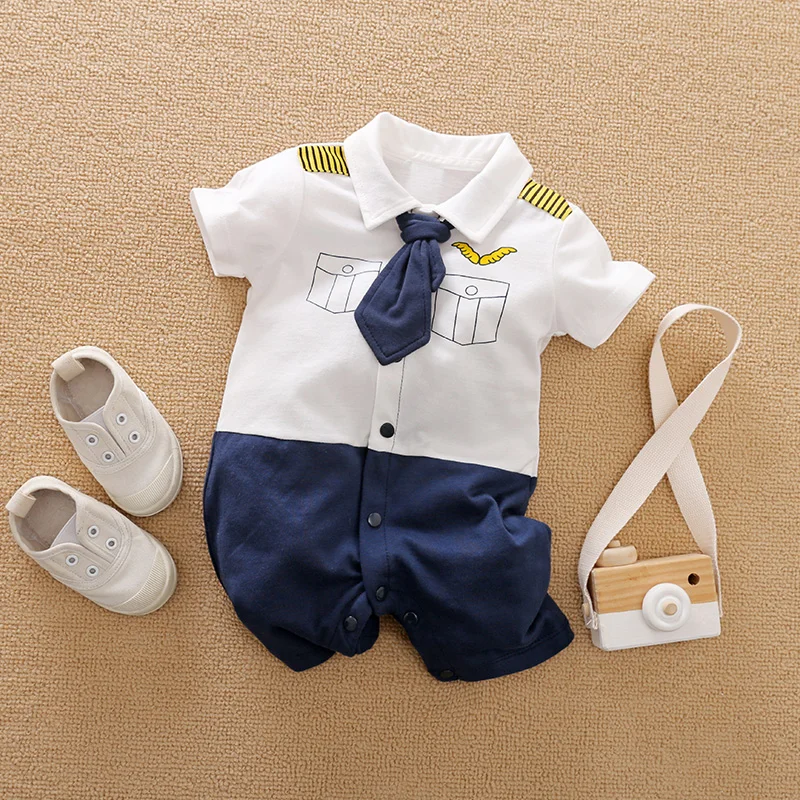 Detalle del estampado capitán chino en mono de bebé blanco