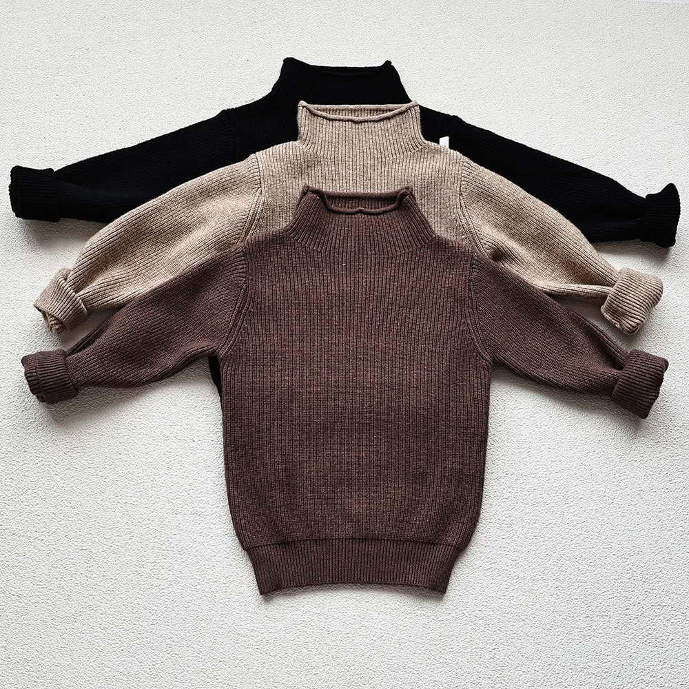 Suéter MILANCEL en tono neutro, mostrando detalle del cuello alto y tejido de punto