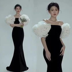 Vestido de maternidad negro elegante con mangas florales