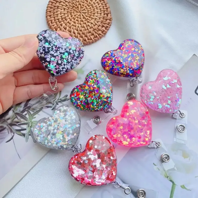 Portainsignias retráctil corazón con clip cocodrilo - imagen 2