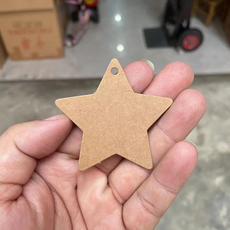 Detalle de etiquetas de regalo en blanco