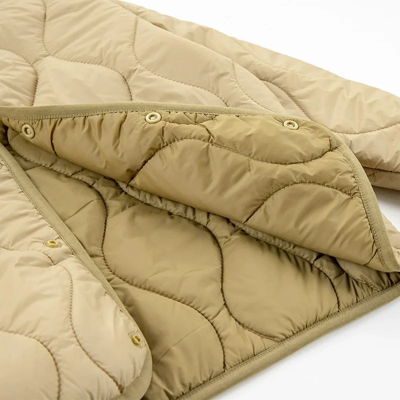 Niños usando la chaqueta de invierno