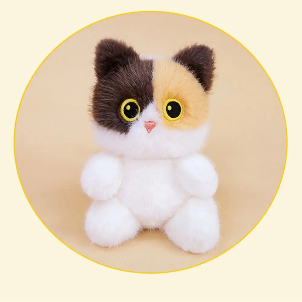 Peluche gato de dibujos animados en diferentes estilos