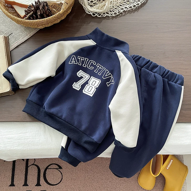 Look infantil casual con chaqueta y pantalón deportivo