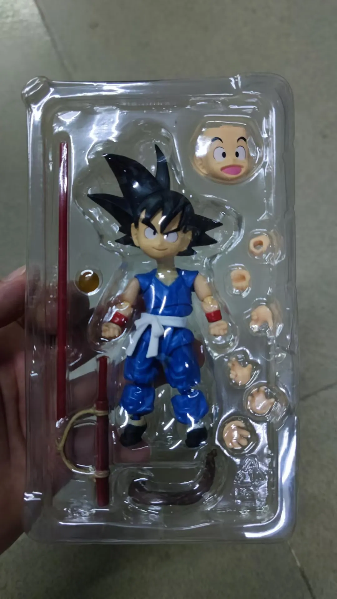 Goku Adolescencia en diseño azul y rojo