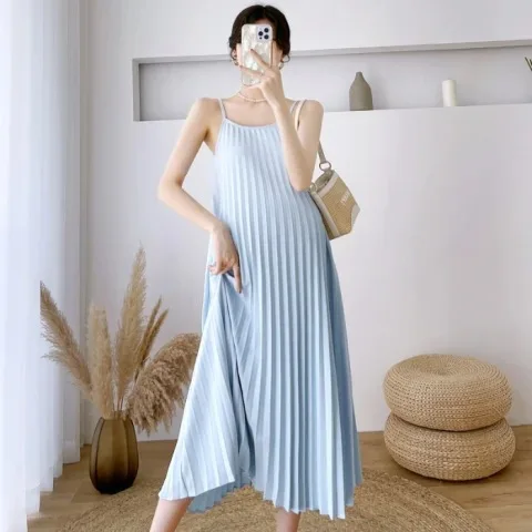 Vestido de embarazo plisado en gasa con cinturón beige-rosa