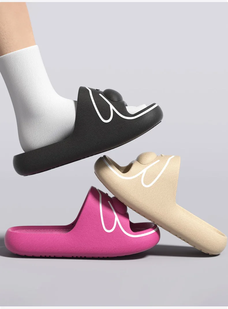 Detalle del diseño de oso en las pantuflas