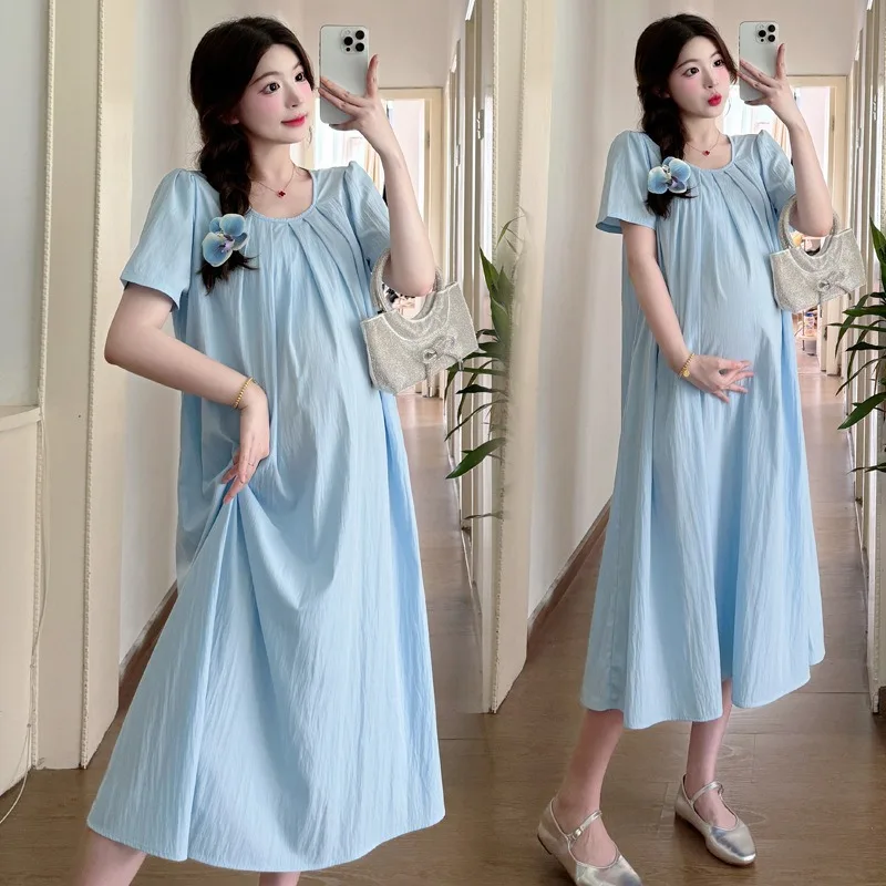 Vestido de maternidad maxi en ambiente veraniego