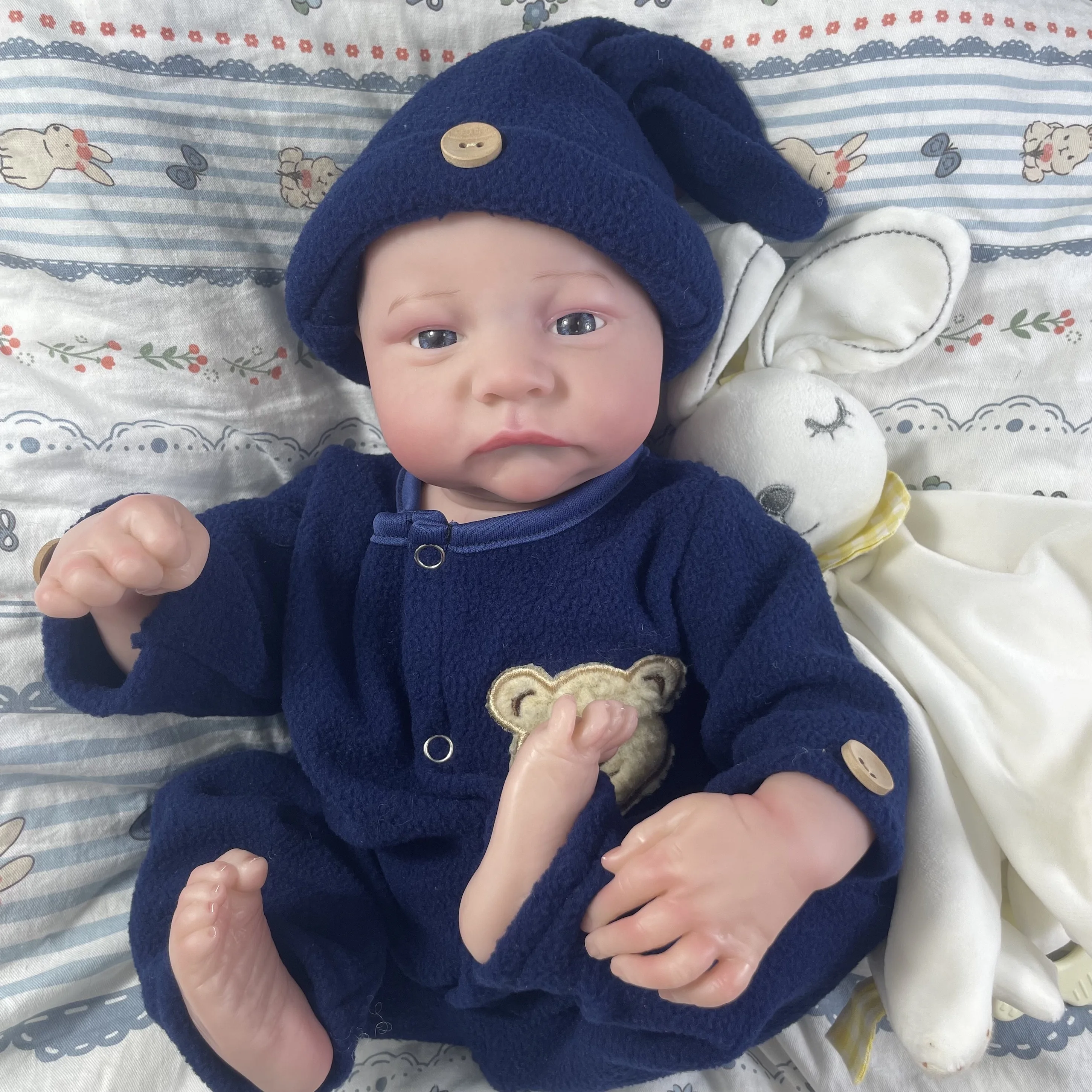 Vista frontal de la muñeca con ojos azules y pestañas