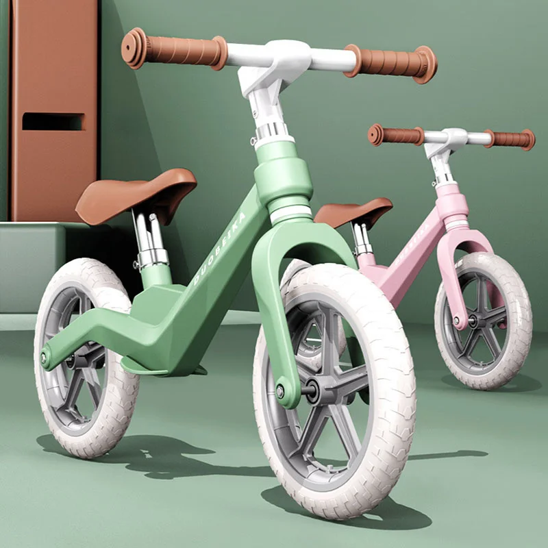 Bicicleta de equilibrio infantil sin pedales con ruedas hinchables
