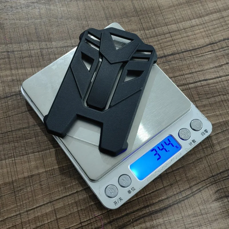 Interior de la funda de insignia vertical negra, con clip integrado y espacio para tarjeta