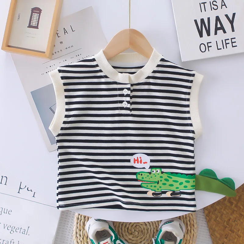 Camiseta sin mangas a rayas y pantalones cortos para niño