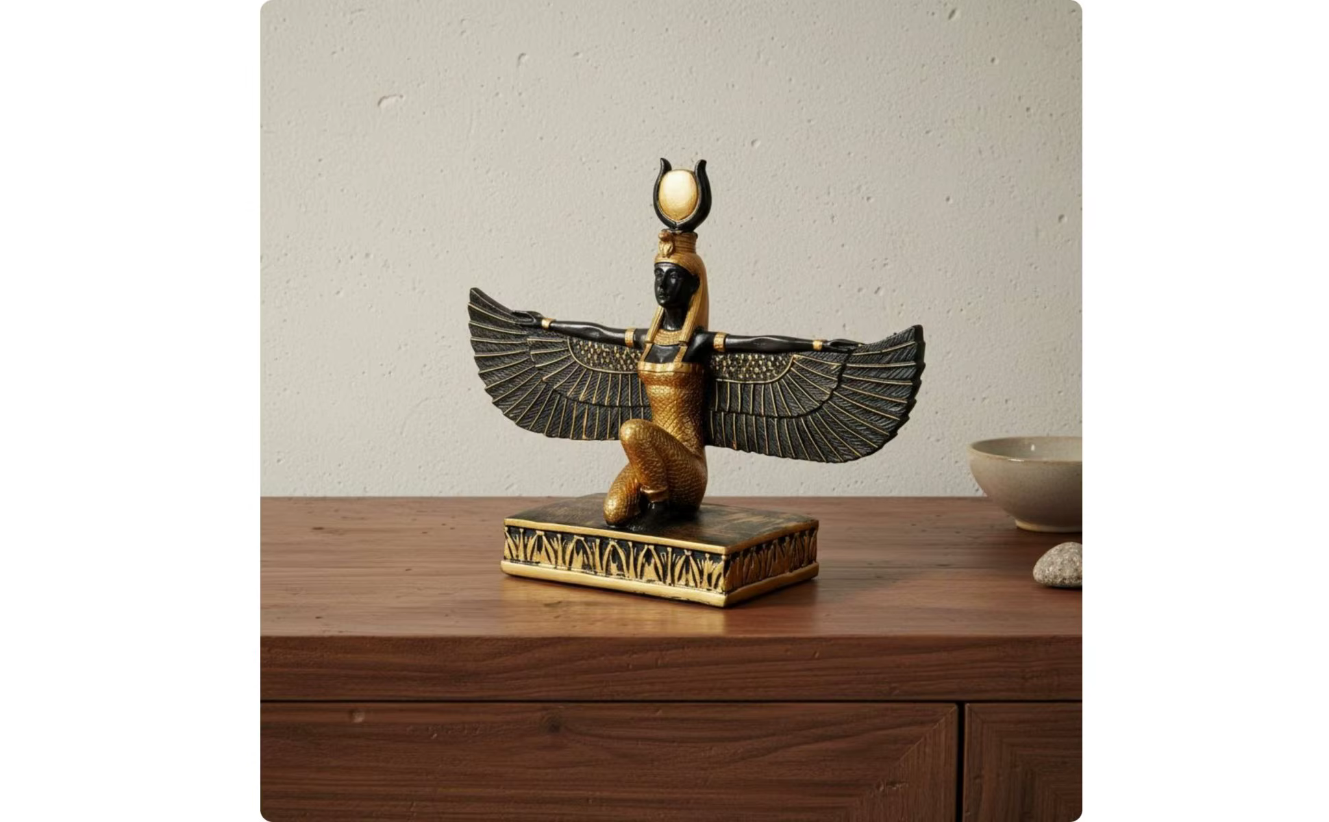 Detalle de la figura decorativa de Isis del Nilo con acabado dorado