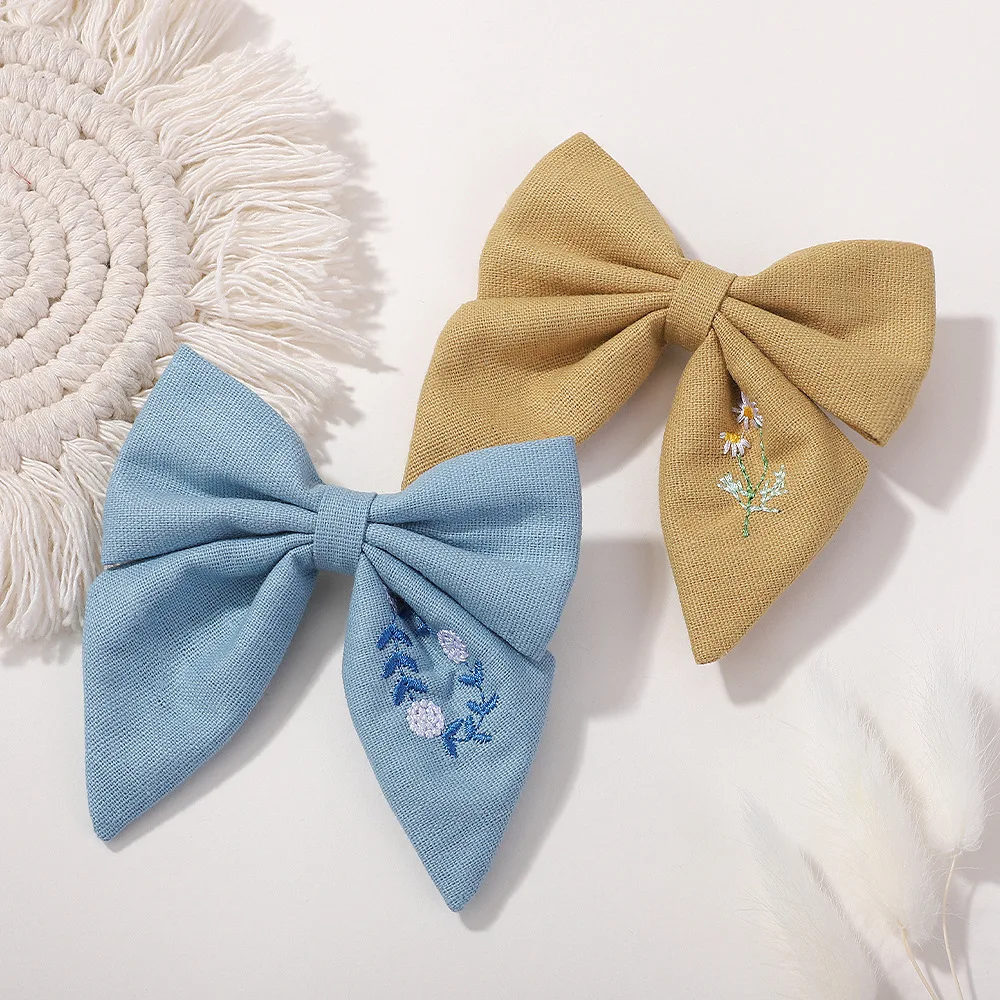 Accesorio capilar unisex con bordado floral