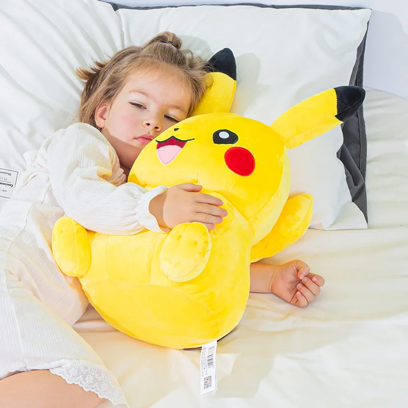 Pikachu peluche en pose sentada, highlight su expresiones dulce y realista