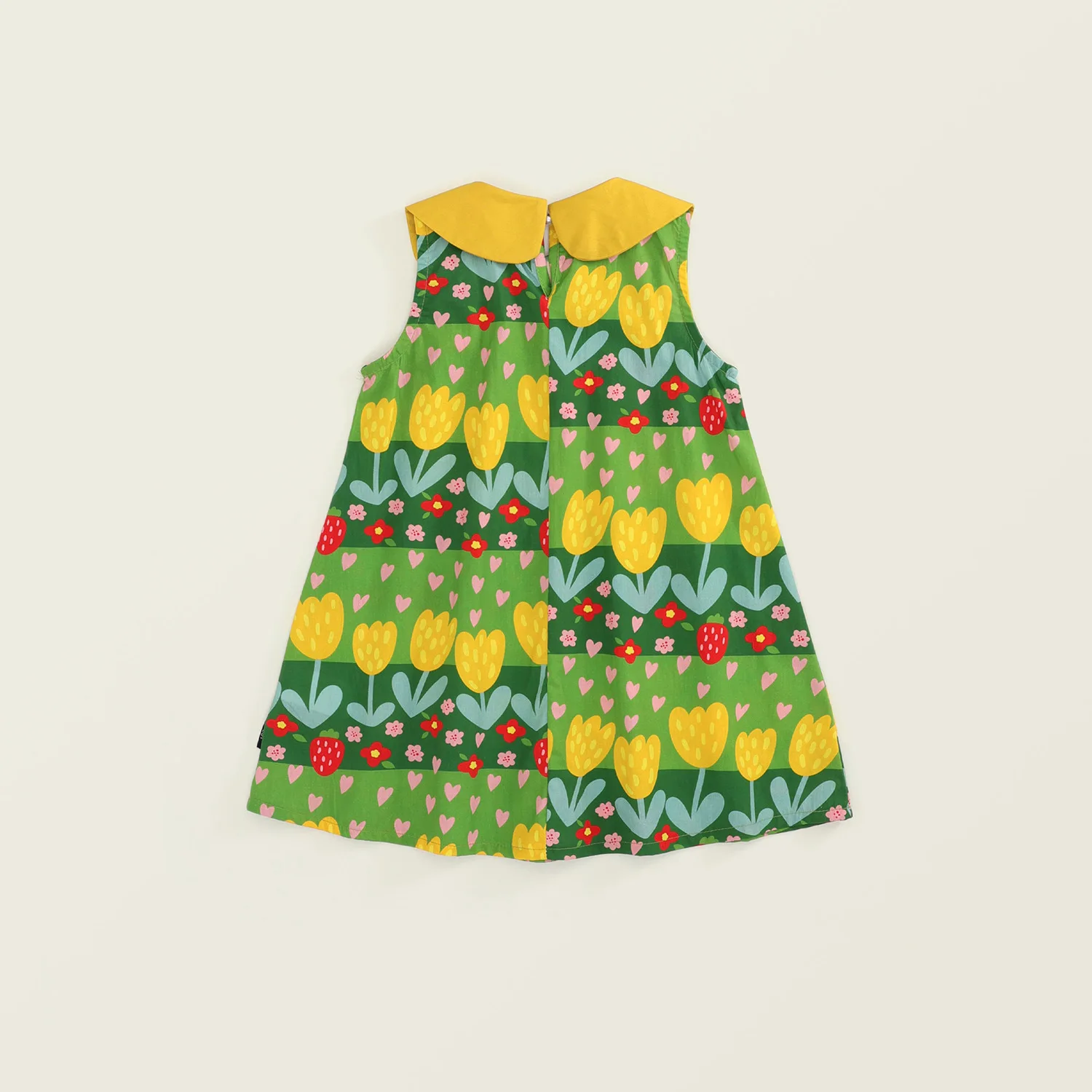 Detalle del estampado floral del vestido infantil