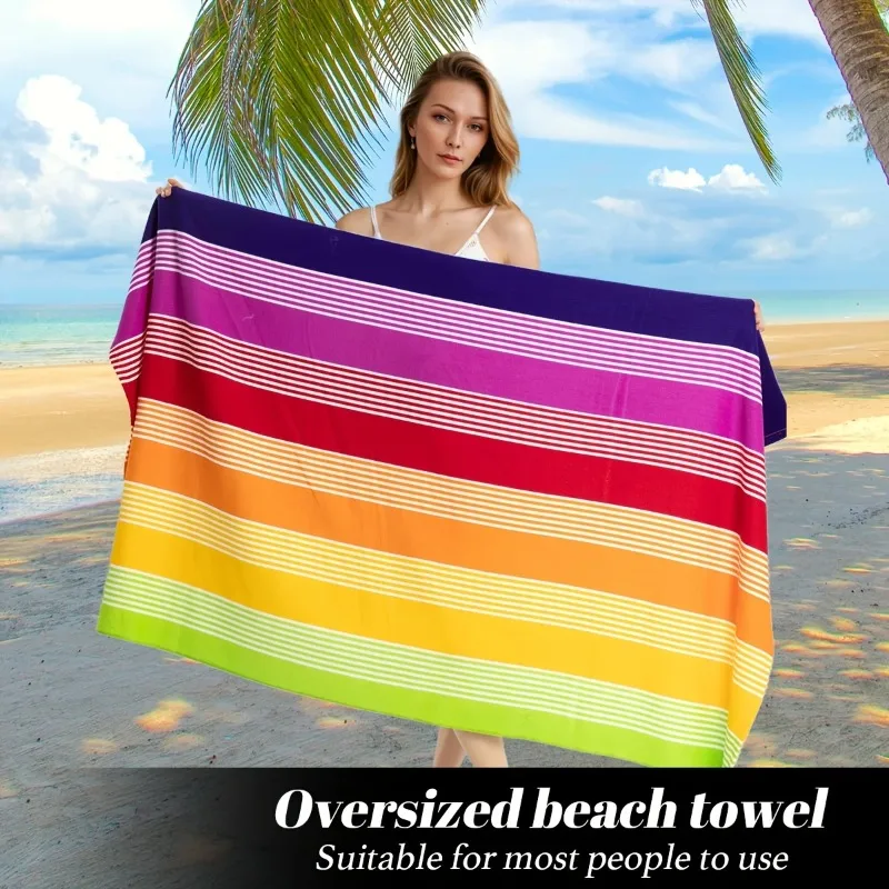 Persona usando la toalla de playa como manta para picnic con alimentos y bebidas alrededor