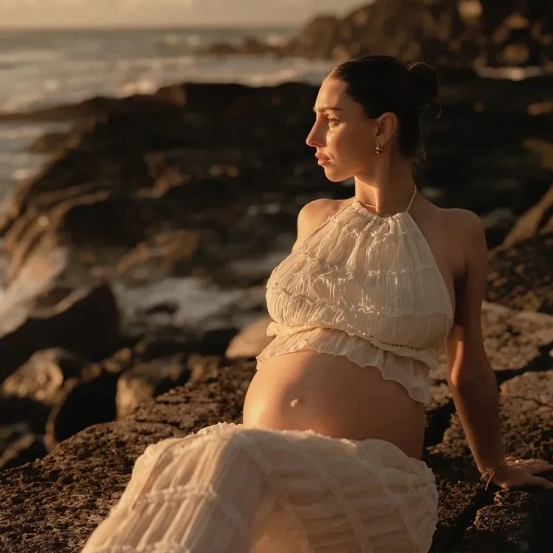 Vestido de maternidad plisado con tirantes para sesiones de fotos - imagen 3