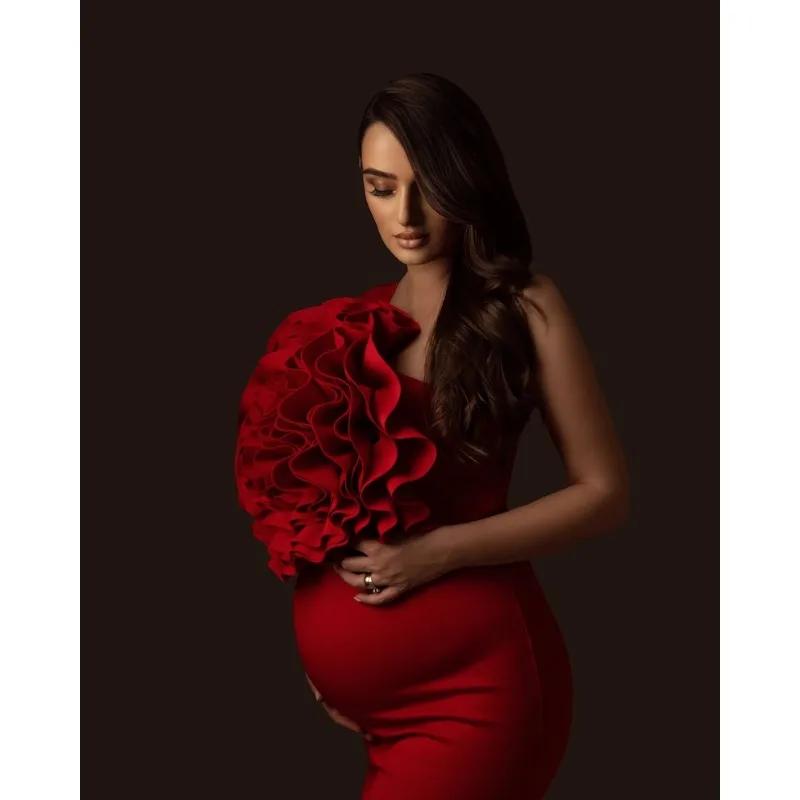 Modelo usando el vestido rojo de pregnancy