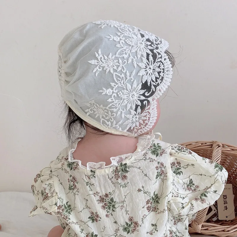 Sombrero de encaje para bebé niña con flores bordadas y volantes - imagen 5