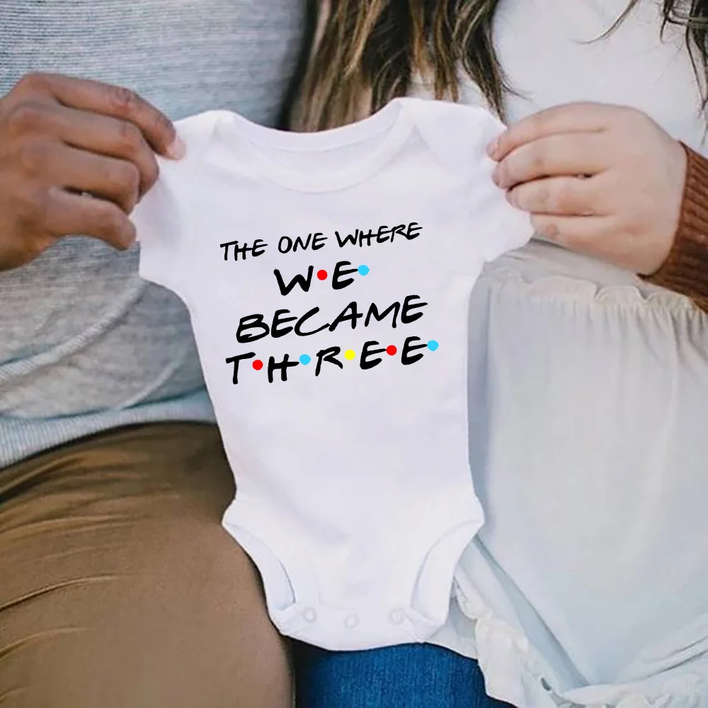 Detalle del estampado The One Where We Became Three