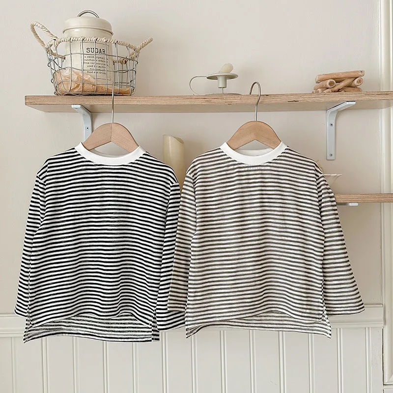 Camiseta de rayas con cuello redondo para niña