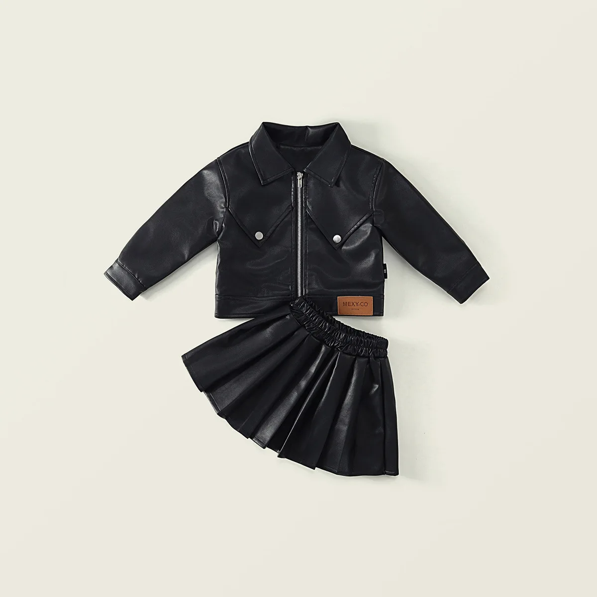 Top negro de manga larga y falda para otoño