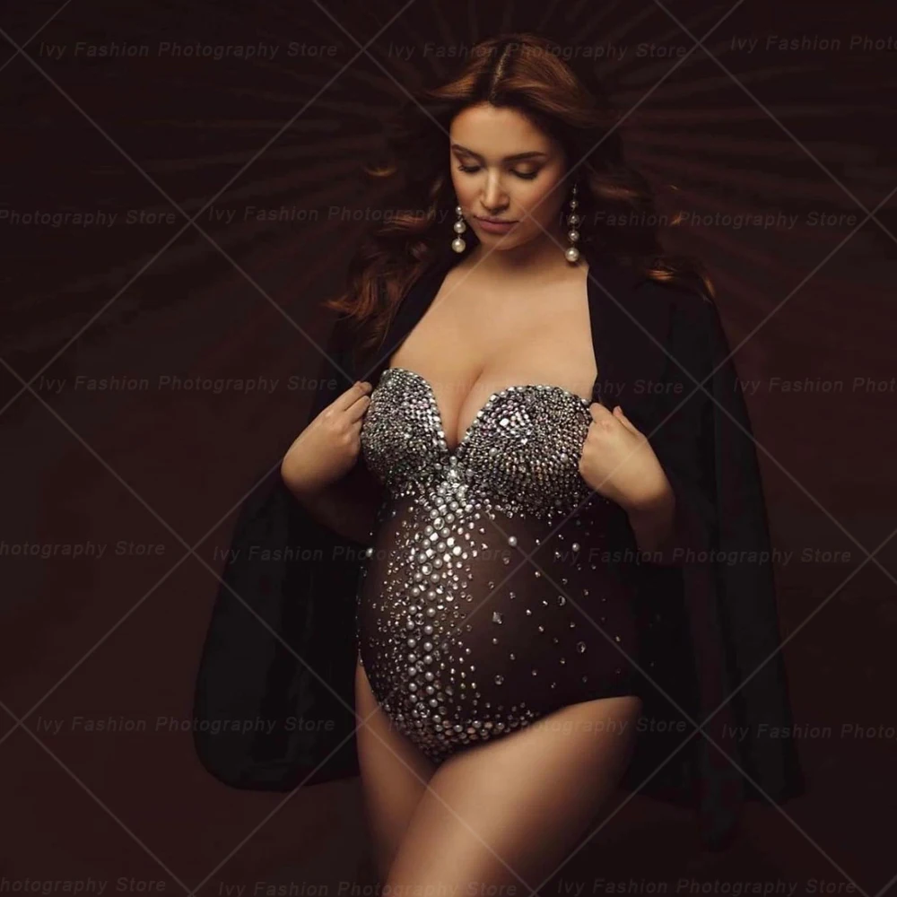 Mujer embarazada usando el vestido