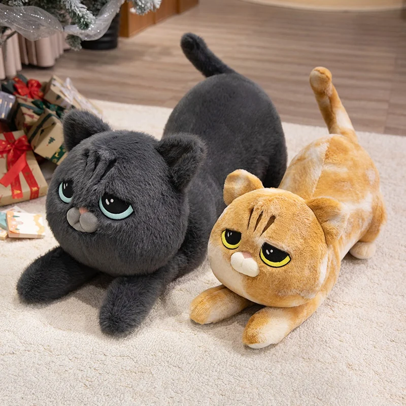 Gato perezoso de peluche tumbado