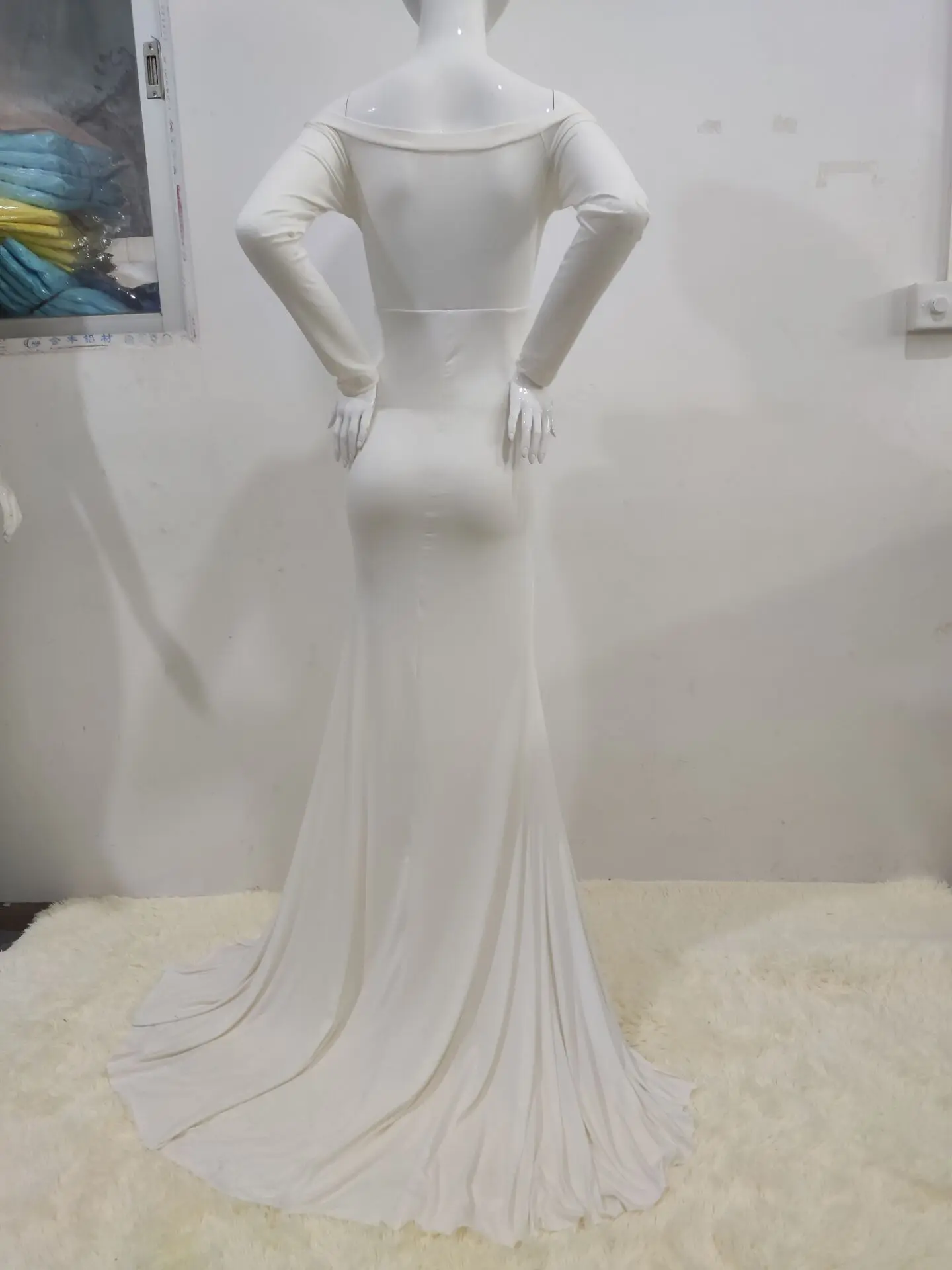 Detalle de la caída del tul en vestido de maternidad