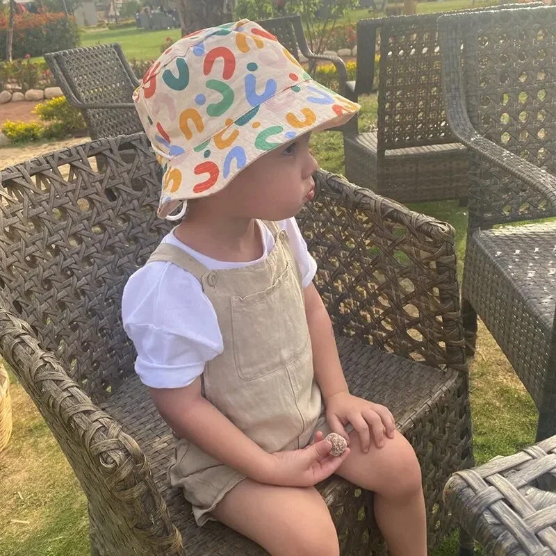 Niña disfrutando de la gorra al aire libre