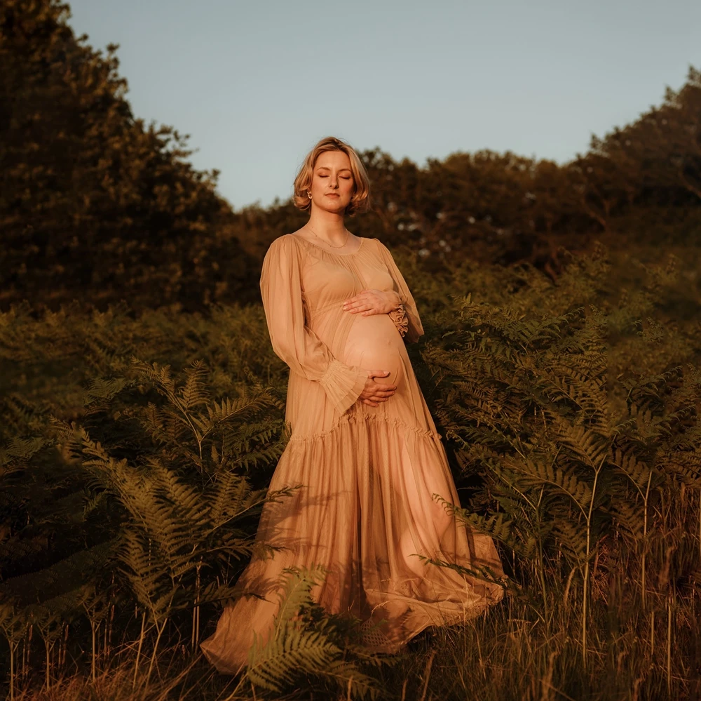 Vestido de maternidad elegante para sesión fotográfica en estudio - imagen 5