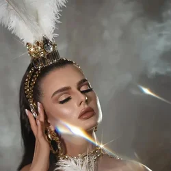 Diadema reina de carnaval con plumas blancas y cristal geométrico