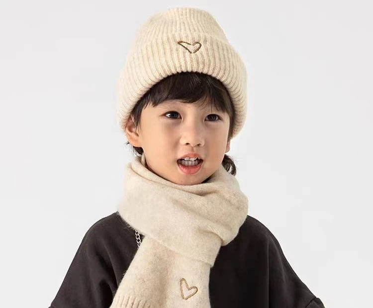 Vista de gorro tejido con orejeras para invierno