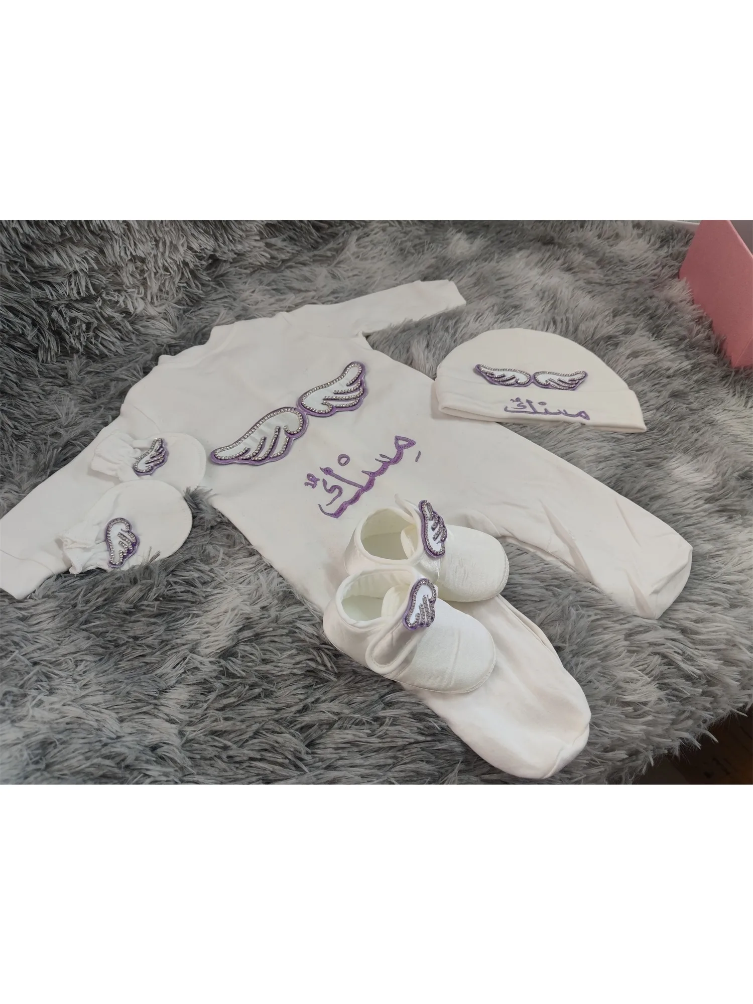 Conjunto bebé Ángel Morado bordado con nombre para niña - imagen 3