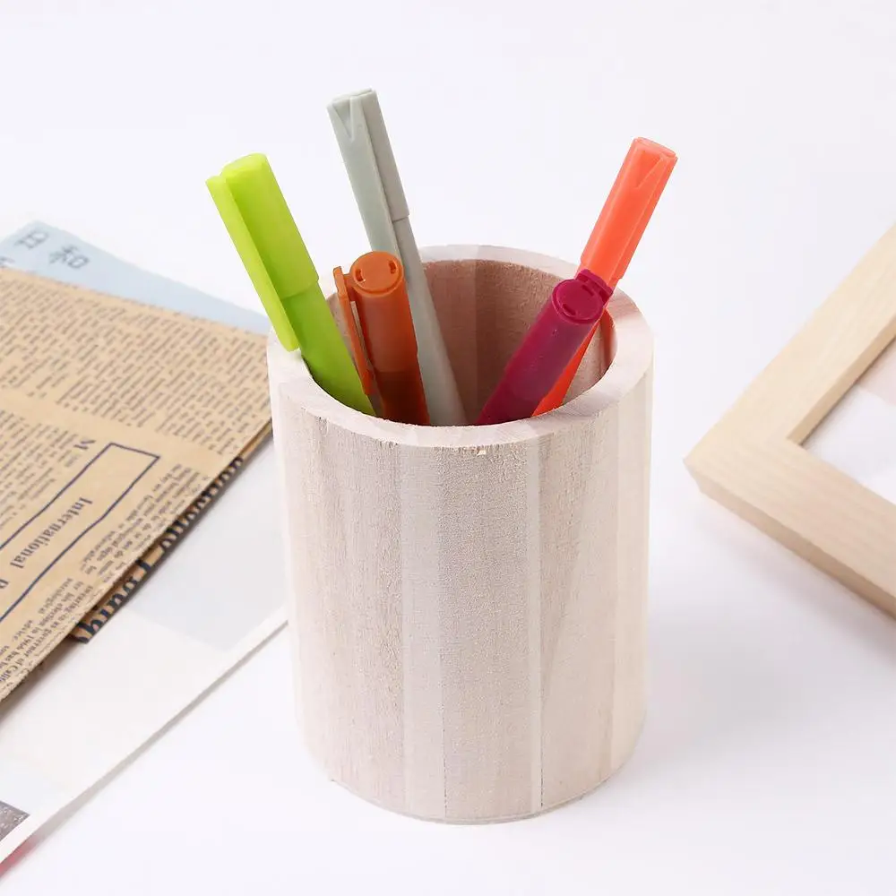 Portalápices de madera en el escritorio